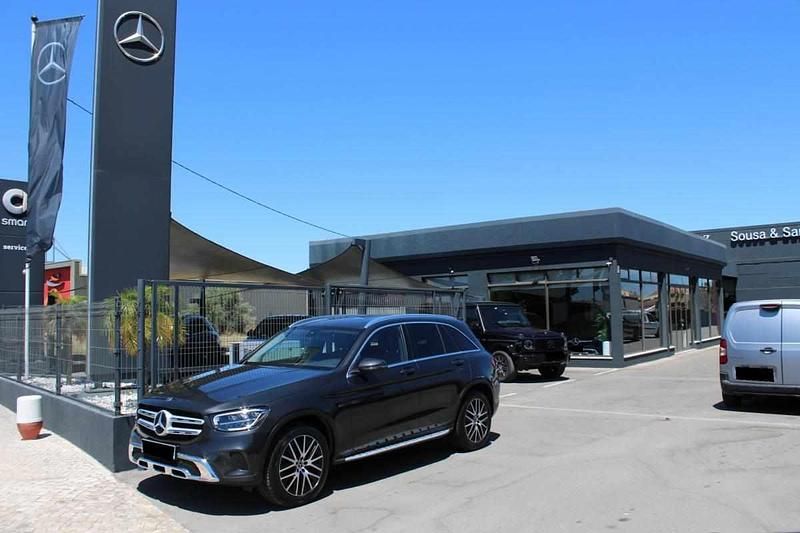 Cinzento Usado 2020 Mercedes GLC300 Citadino | € 44.500 (Preço justo) - Imagem 1/4