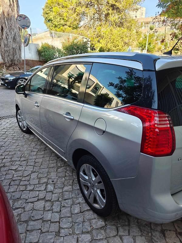 Usado Peugeot 5008 111 HP (81 kW) 2012 Cinzento Carrinha
