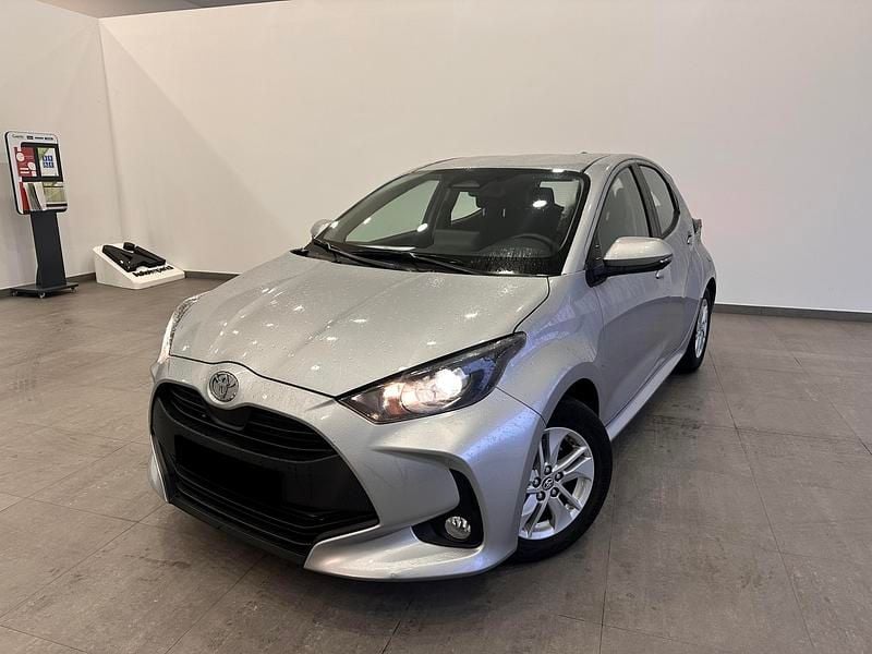 Cinza (pintura metalizada) Usado 2024 Toyota Yaris Comfort | € 24.750 (Preço justo) - Imagem 1/4