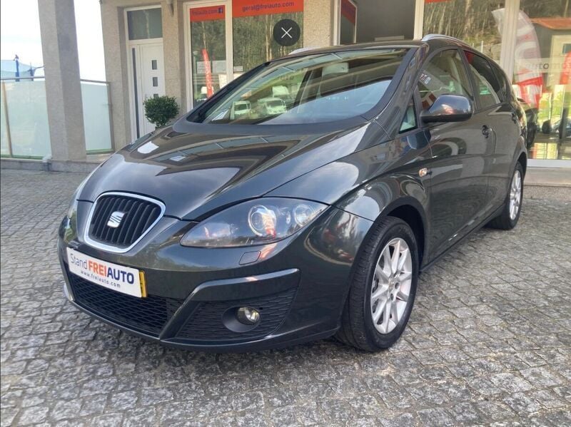 Cinzento Usado 2011 Seat Altea Style Monovolume | € 9.990 (Caro) - Imagem 1/4