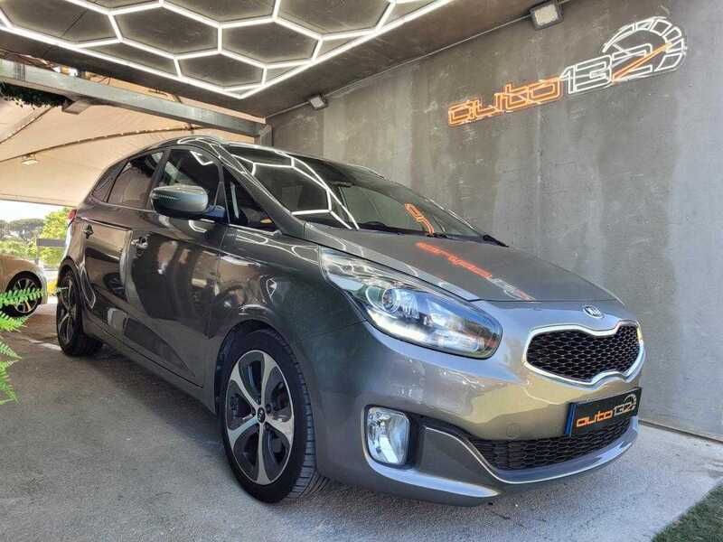 Cinza Usado 2015 Kia Carens Monovolume | € 11.990 (Preço justo) - Imagem 1/4