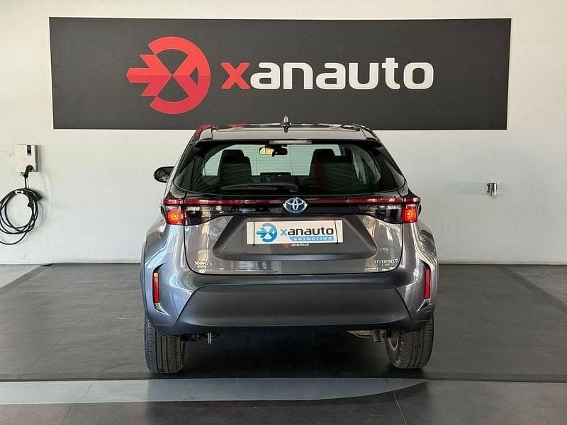 Usado Toyota Yaris Hybrid Comfort 116 HP (85 kW) 2022 Cinza SUV