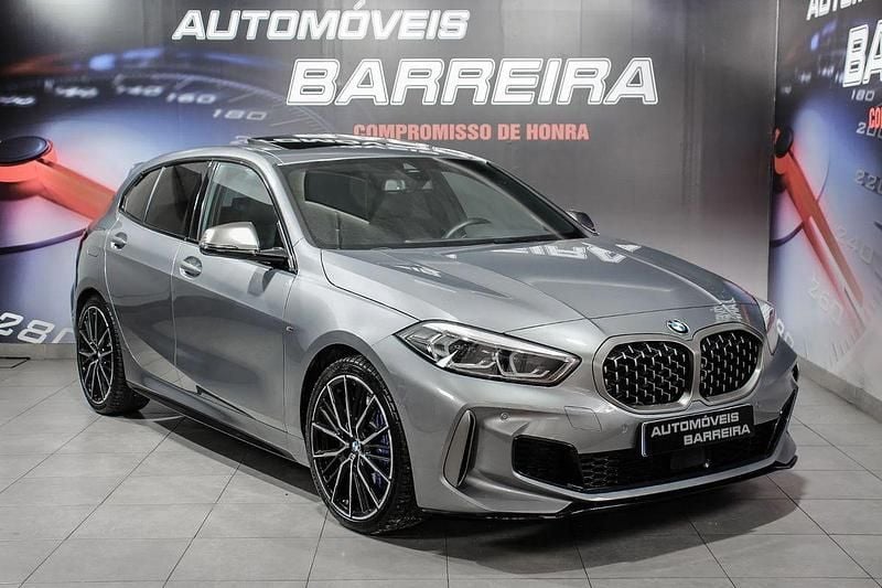 Cinza Usado 2023 BMW M135 Comfort Edition Citadino | € 42.900 - Imagem 1/4