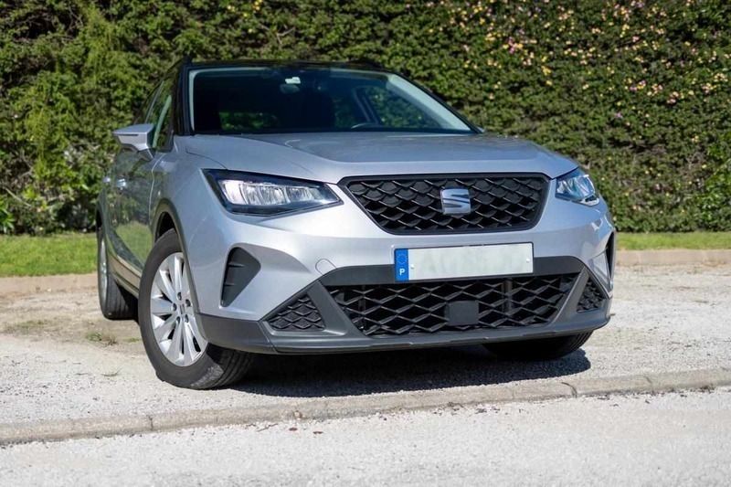 Cinzento Usado 2022 Seat Arona SUV | € 16.750 (Preço justo) - Imagem 1/4