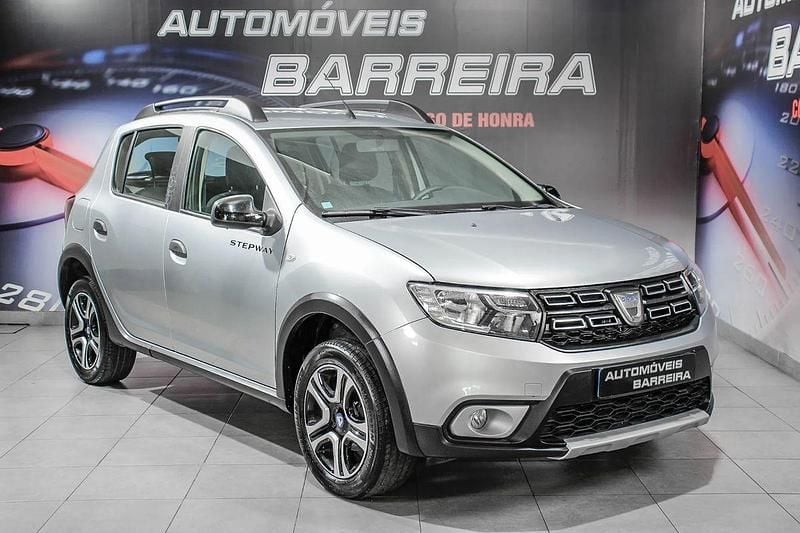Cinza Usado 2020 Dacia Sandero Stepway Citadino | € 12.500 (Preço justo) - Imagem 1/4