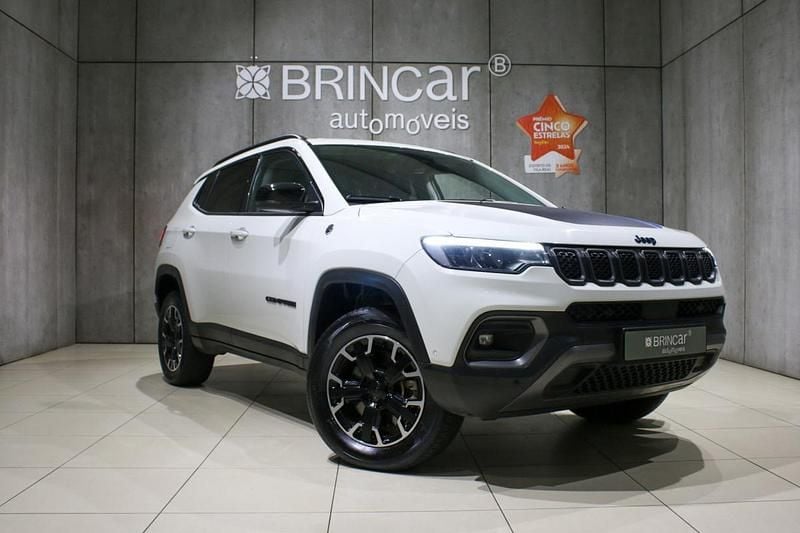 Branco Usado 2023 Jeep Compass Trailhawk SUV | € 27.490 (Preço justo) - Imagem 1/4