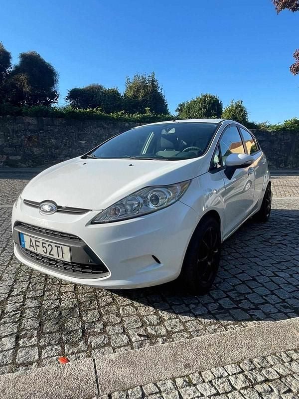 Branco Usado 2010 Ford Fiesta Citadino | € 5.699 (Preço justo) - Imagem 1/4