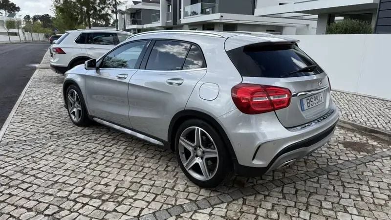 Usado Mercedes GLA180 AMG line 109 HP (80 kW) 2017 Cinza prata SUV