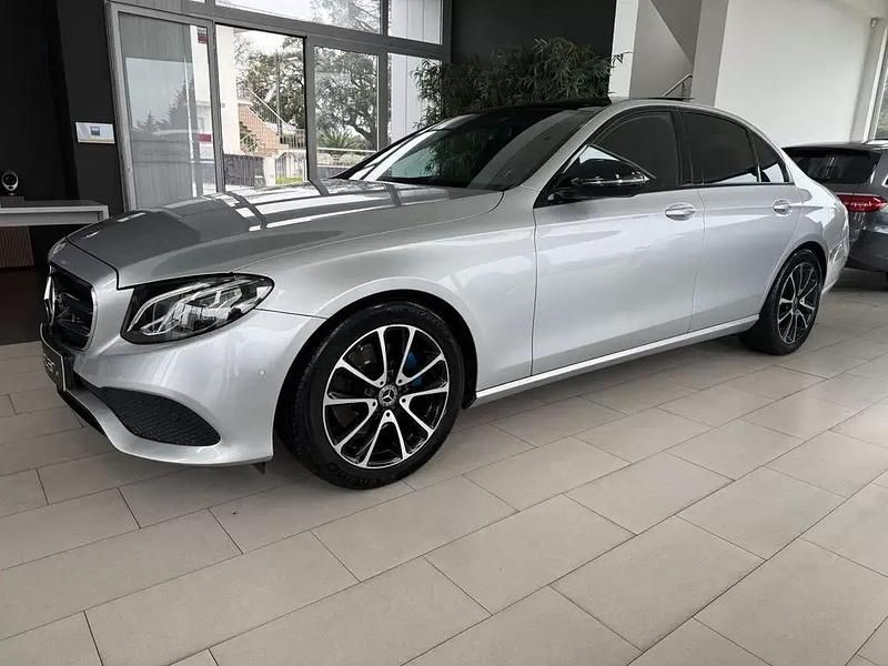 Prateado Usado 2020 Mercedes E220 Avantgarde Sedan | € 37.900 (Preço justo) - Imagem 1/4