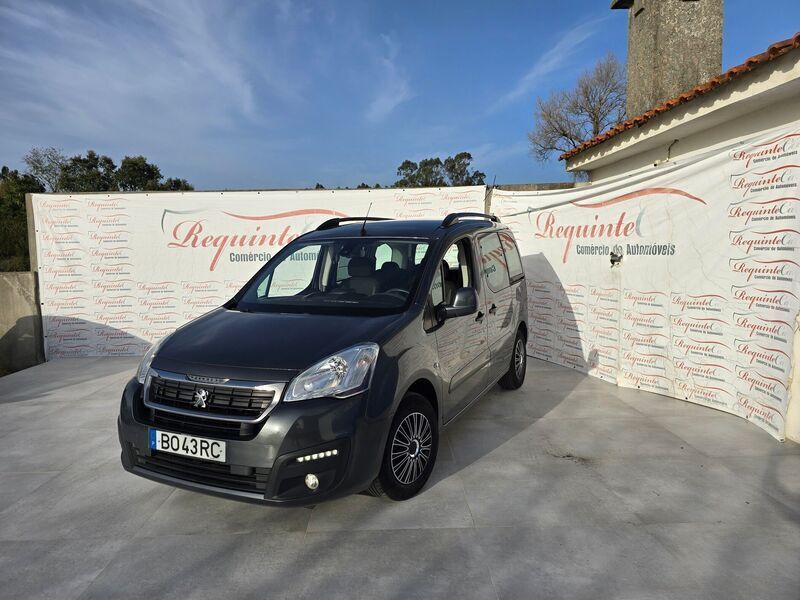 Cinzento Usado 2015 Peugeot Partner Outdoor Monovolume | € 13.990 (Caro) - Imagem 1/4