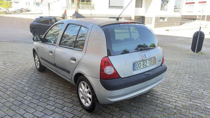 Usado Renault Clio II 75 HP (55 kW) 2002