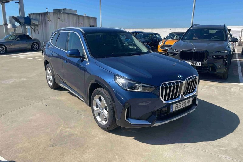 Azul Usado 2025 BMW X1 xLine SUV | € 58.250 - Imagem 1/4