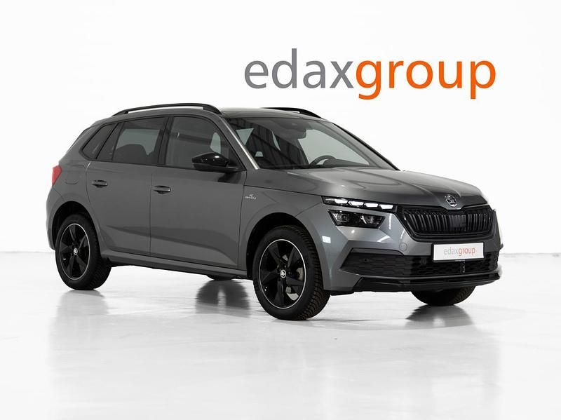 Cinza Usado 2023 Skoda Kamiq Monte Carlo SUV | € 26.990 - Imagem 1/4