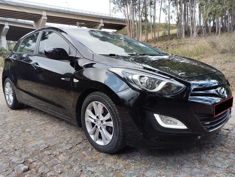 Preto Usado 2012 Hyundai i30 Comfort Citadino | € 7.250 (Preço justo) - Imagem 1/4
