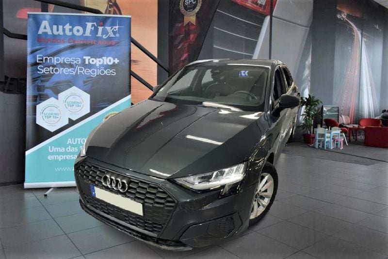 Cinzento (metalizado) Usado 2019 Audi A3 Sportback Sport Citadino | € 27.800 - Imagem 1/4