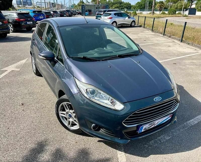 Cinza Usado 2015 Ford Fiesta Trend Citadino | € 10.990 (Preço justo) - Imagem 1/4
