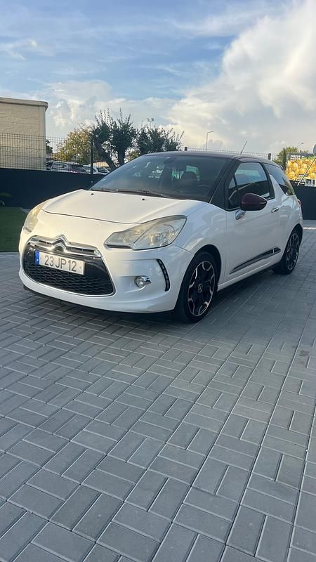 Branco Usado 2010 DS Automobiles DS3 Sport Chic Citadino | € 9.900 - Imagem 1/4