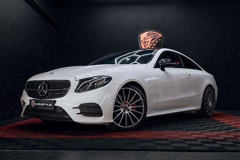 Branco Usado 2017 Mercedes E220 AMG line Coupé | € 36.900 - Imagem 1/4