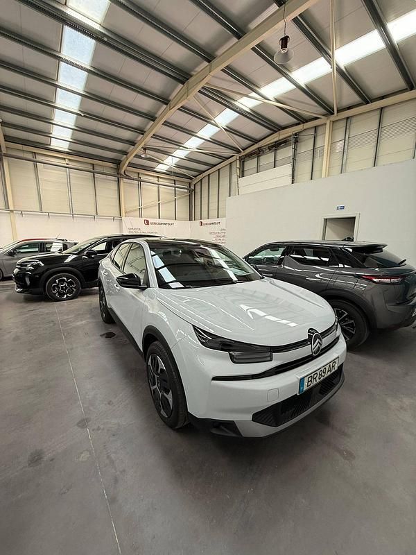 Branco Usado 2025 Citroën C4 PureTech Sedan | € 24.500 (Preço justo) - Imagem 1/1