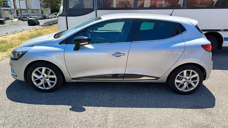 Usado 2018 Renault Clio IV LIMITED Sedan | € 7.000 (Bom preço) - Imagem 1/4