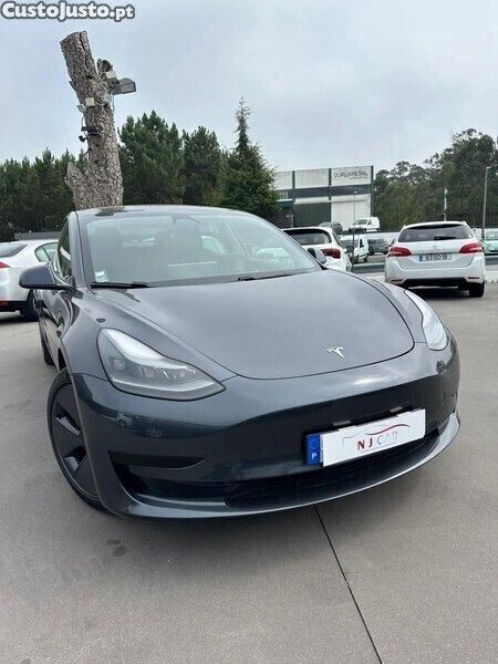 Branco Usado 2021 Tesla Model 3 Sedan | € 25.000 (Preço justo) - Imagem 1/1