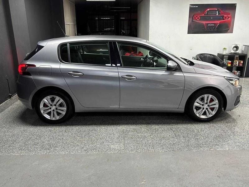 Usado Peugeot 308 Allure 130 HP (95 kW) 2020 Cinza