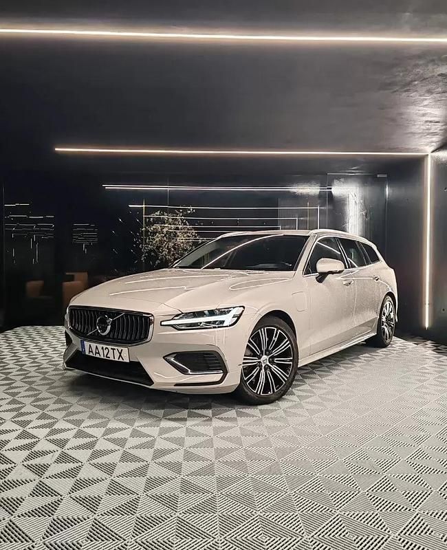 Cinzento Usado 2020 Volvo V60 Inscription Carrinha | € 32.750 (Preço elevado) - Imagem 1/4