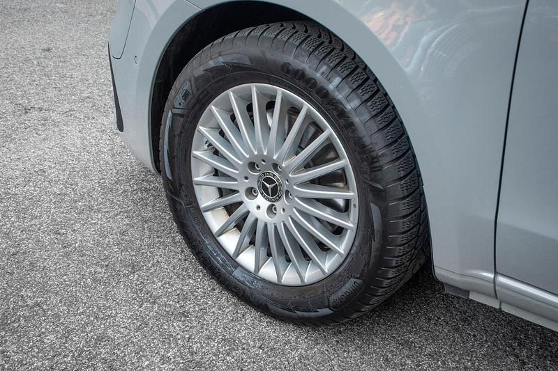 Usado Mercedes EQV300 150 kW (204 HP) 2024 Cinza Monovolume