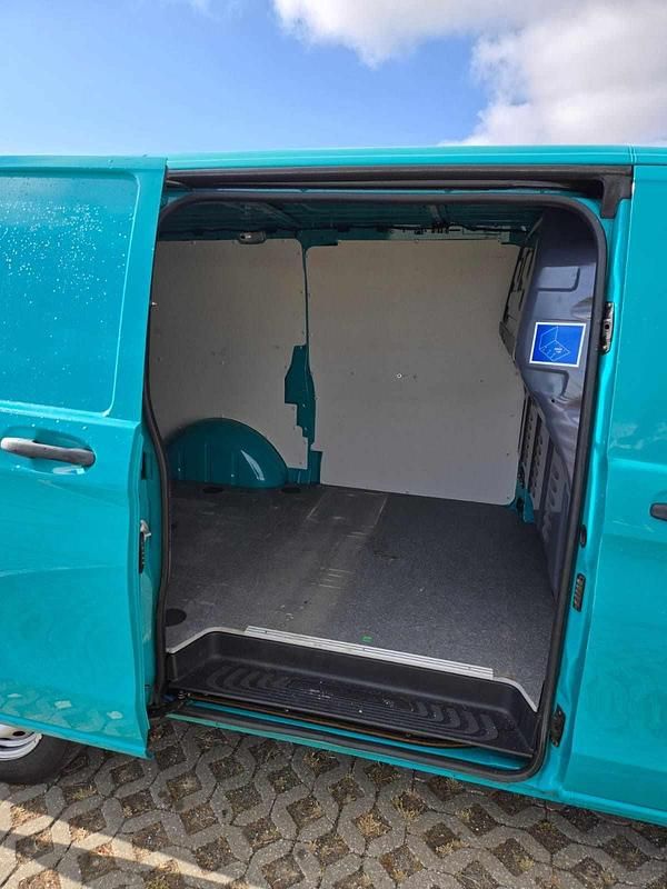 Usado Mercedes Vito 136 HP (100 kW) 2019 Verde Van