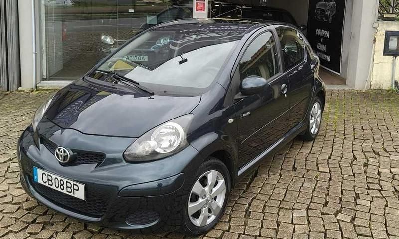 Usado Toyota Aygo 68 HP (50 kW) 2011 Cinzento Citadino
