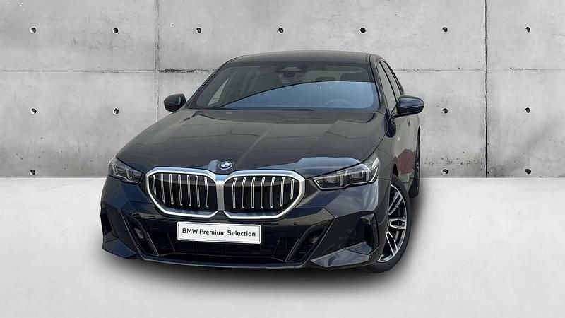 Cinza sophisto metalizada brilhante Usado 2024 BMW 520 Shadowline Sedan | € 52.900 (Preço elevado) - Imagem 1/4