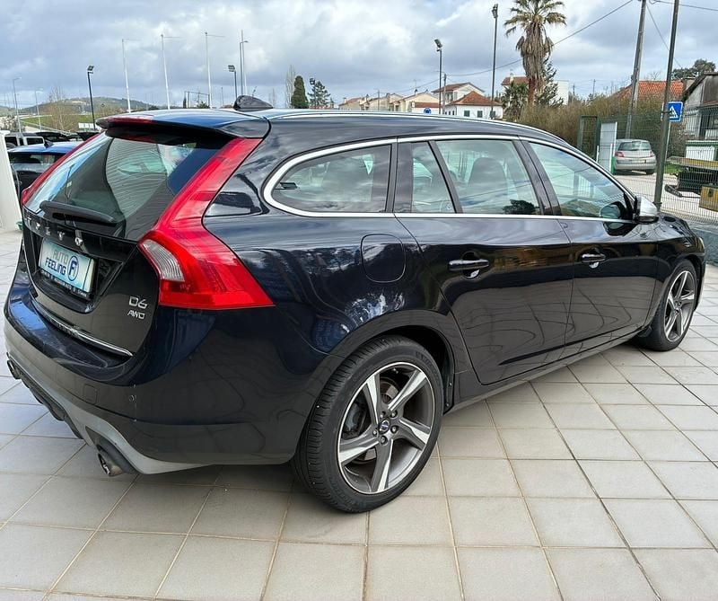 Usado Volvo V60 R-Design Momentum 220 HP (161 kW) 2015 Preto Carrinha