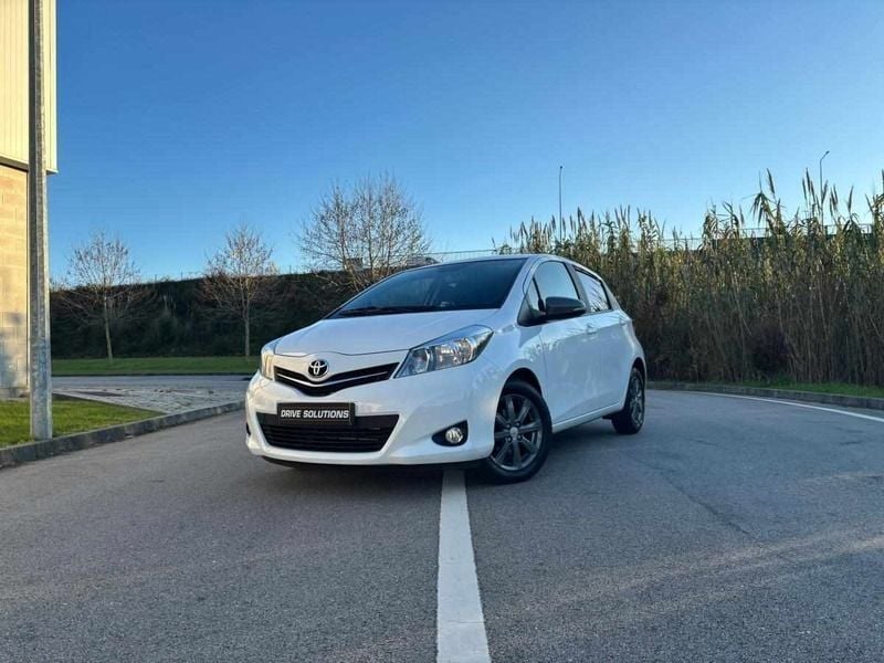 Branco Usado 2013 Toyota Yaris Edition Sedan | € 9.900 - Imagem 1/4