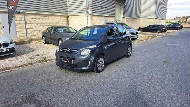 Cinza antracite Usado 2015 Citroën C1 Feel Citadino | € 7.980 (Preço justo) - Imagem 1/4