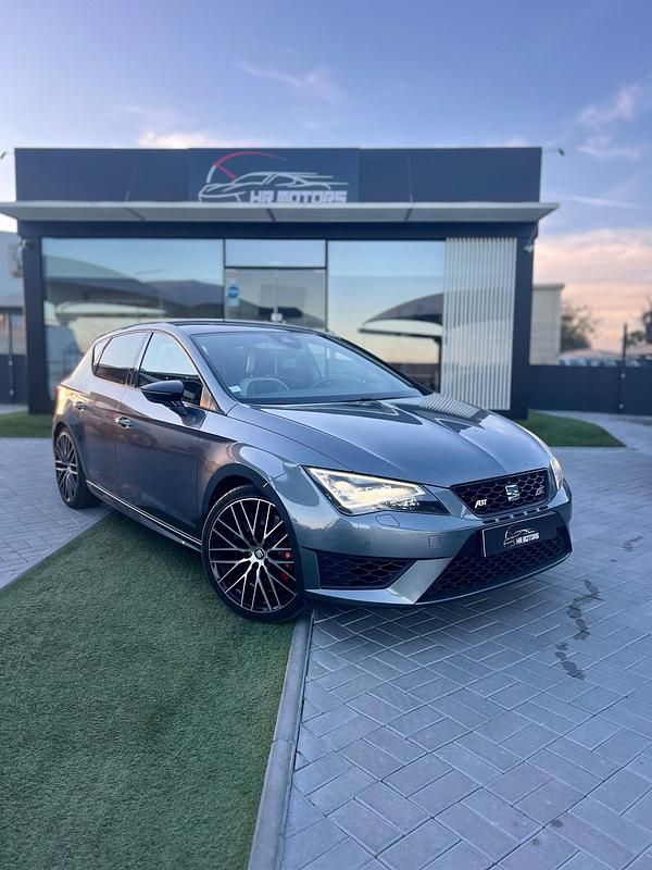 Cinza Usado 2016 Cupra Leon | € 27.900 - Imagem 1/4