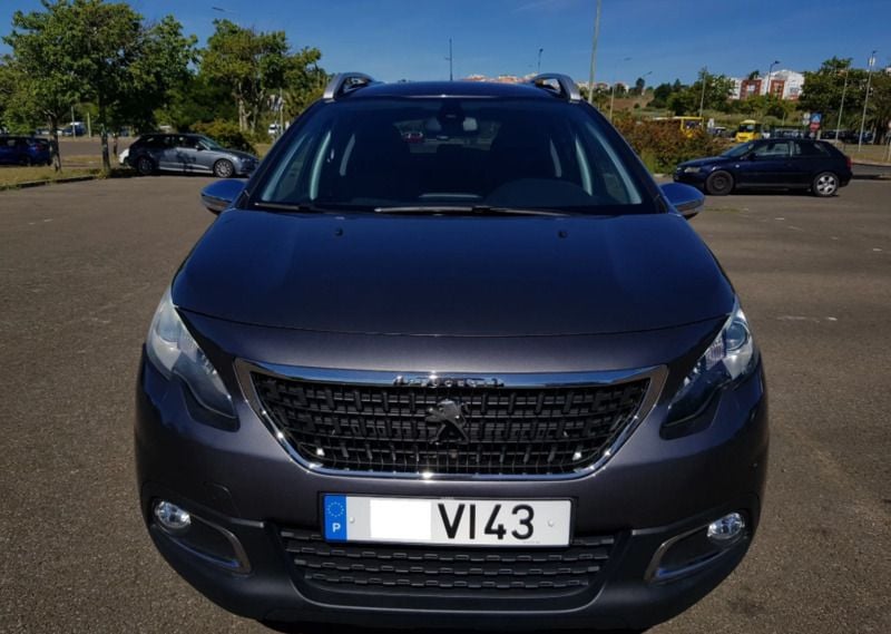 Usado Peugeot 2008 102 HP (75 kW) 2018 Cinzento SUV