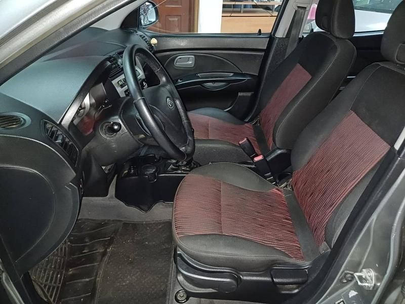 Usado Kia Picanto 75 HP (55 kW) 2008 Cinzento Citadino