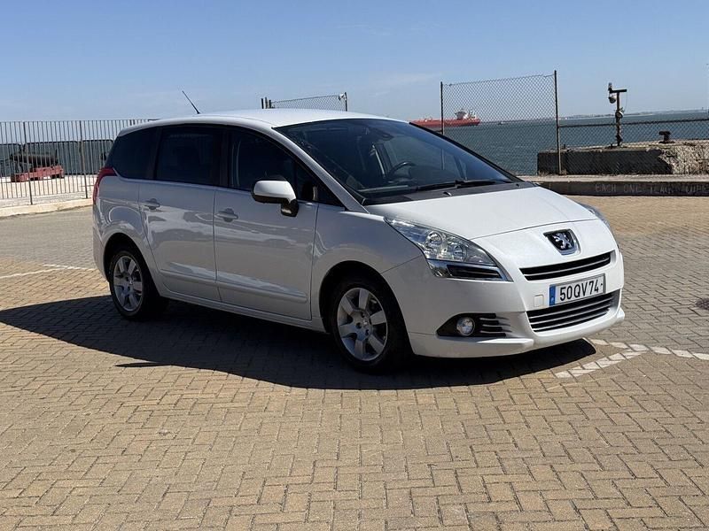 Branco Usado 2011 Peugeot 5008 Monovolume | € 7.900 (Caro) - Imagem 1/4