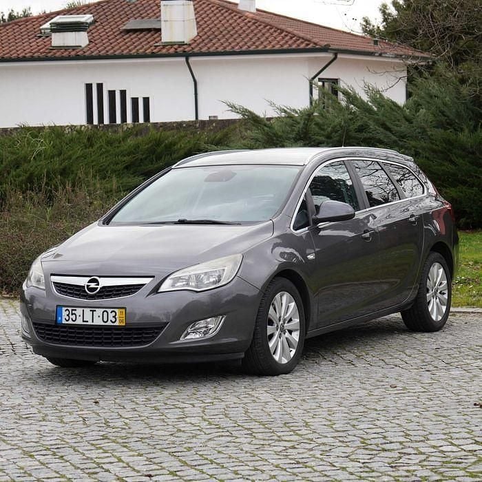 Usado Opel Astra Cosmo 125 HP (91 kW) 2011 Sedan