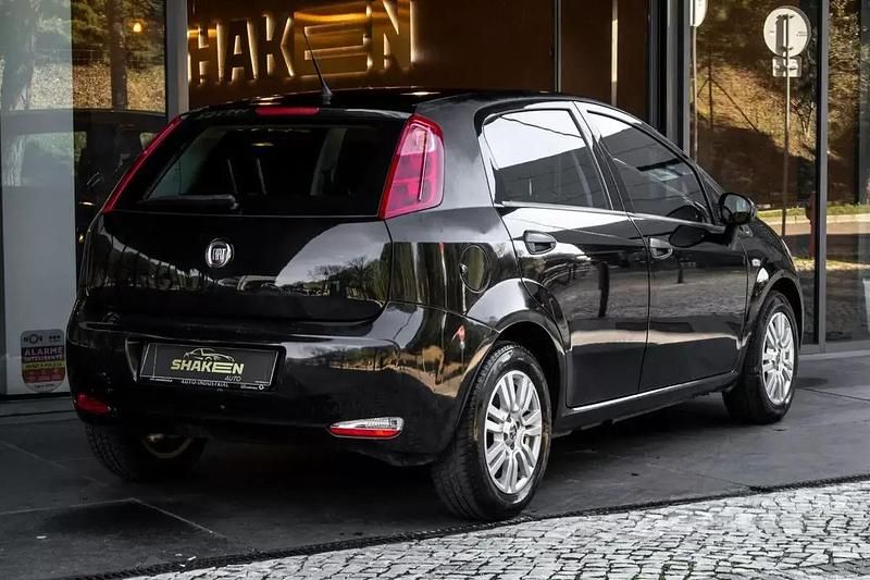 Usado Fiat Punto Easy 95 HP (69 kW) 2018 Preto Citadino