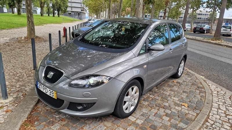 Cinzento Usado 2008 Seat Altea Monovolume | € 4.950 (Preço justo) - Imagem 1/4