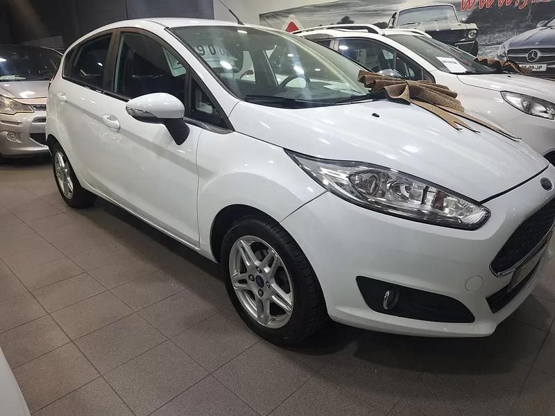 Branco Usado 2013 Ford Fiesta Titanium | € 6.900 - Imagem 1/4