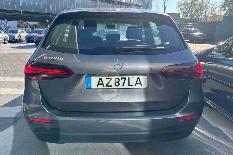 Usado Mercedes B180 116 HP (85 kW) 2023 Cinzento Monovolume