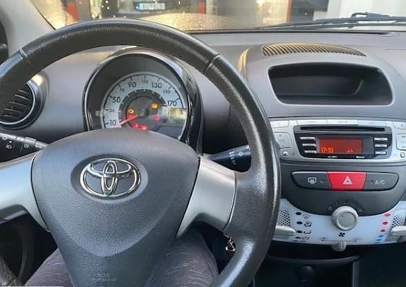 Usado Toyota Aygo 68 HP (50 kW) 2013 Cinzento Citadino