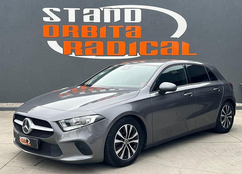 Cinza Usado 2021 Mercedes A180 Sedan | € 24.990 - Imagem 1/4