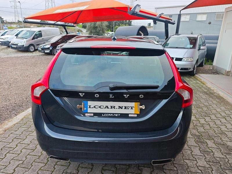 Usado Volvo V60 Summum 181 HP (133 kW) 2014 Preto Carrinha