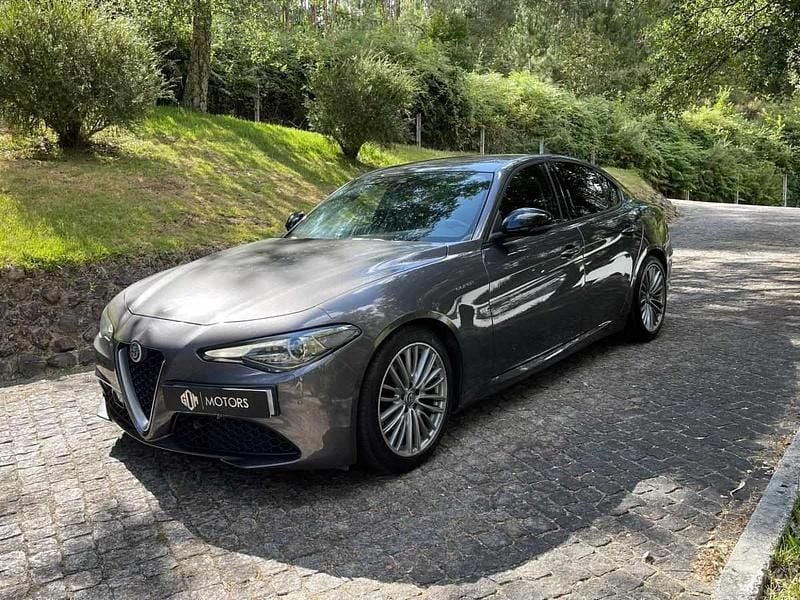 Cinza Usado 2016 Alfa Romeo Giulia Super Sedan | € 22.950 - Imagem 1/4