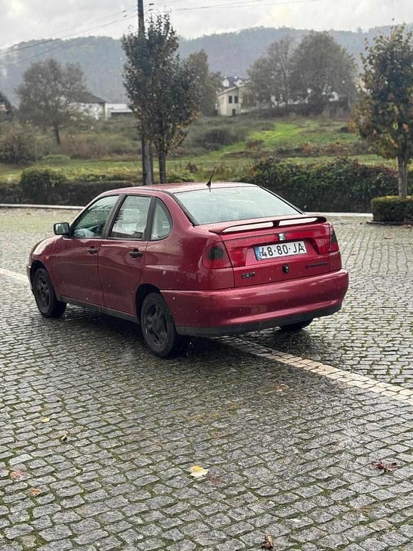 Usado Seat Cordoba 50 HP (36 kW) 1997 Vermelho Sedan