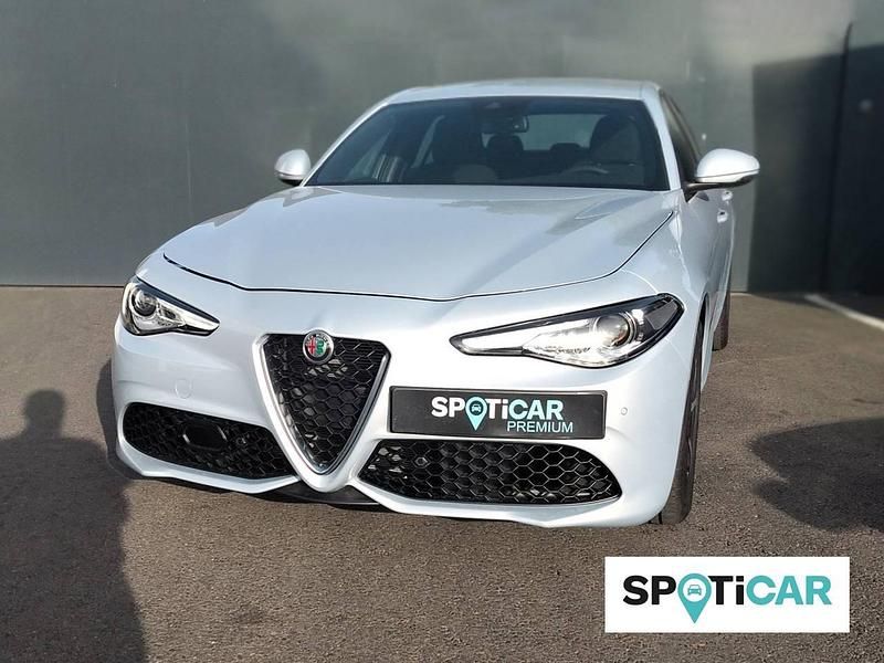 Branco Usado 2023 Alfa Romeo Giulia Super Sedan | € 46.450 - Imagem 1/4