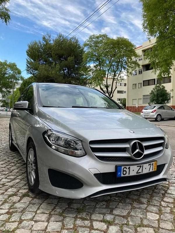 Cinzento Usado 2015 Mercedes B180 Monovolume | € 13.000 (Bom preço) - Imagem 1/4